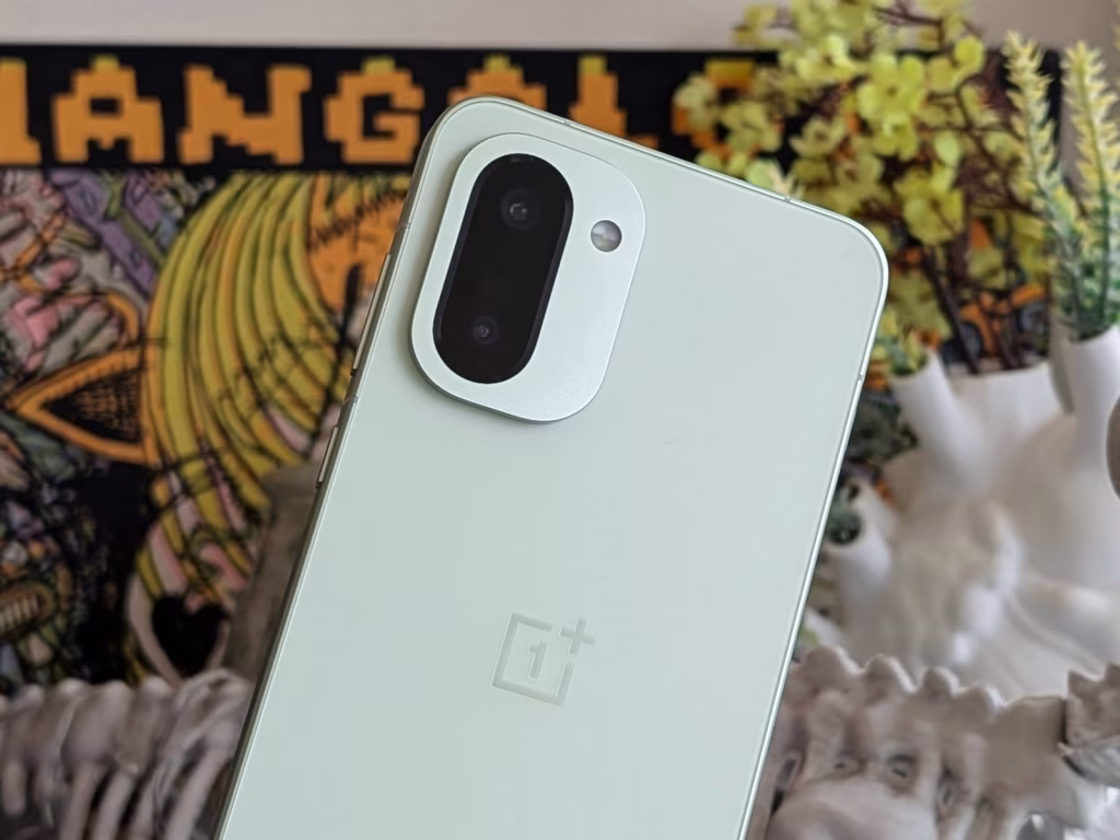 OnePlus 15R Review: A 165Hz Gaming Powerhouse with Unrivaled Endurance