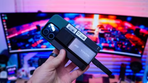 ADATA SR800: Combining Power, Storage, and Convenience for iPhone Users