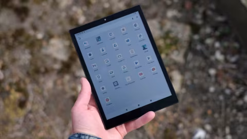Hannspree Lumo Review: E-reader Hybrid Weighs Motion Against Classic Reading Experience