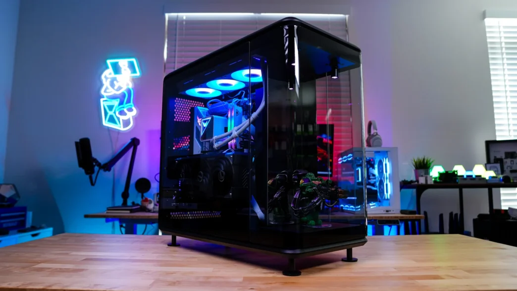 MasterFrame 360 Panorama Case Review: A Look at PC and Figure Display