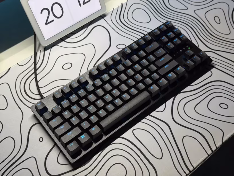 Reviewing the Razer Huntsman V3 TKL 8KHz: Performance vs. Comfort